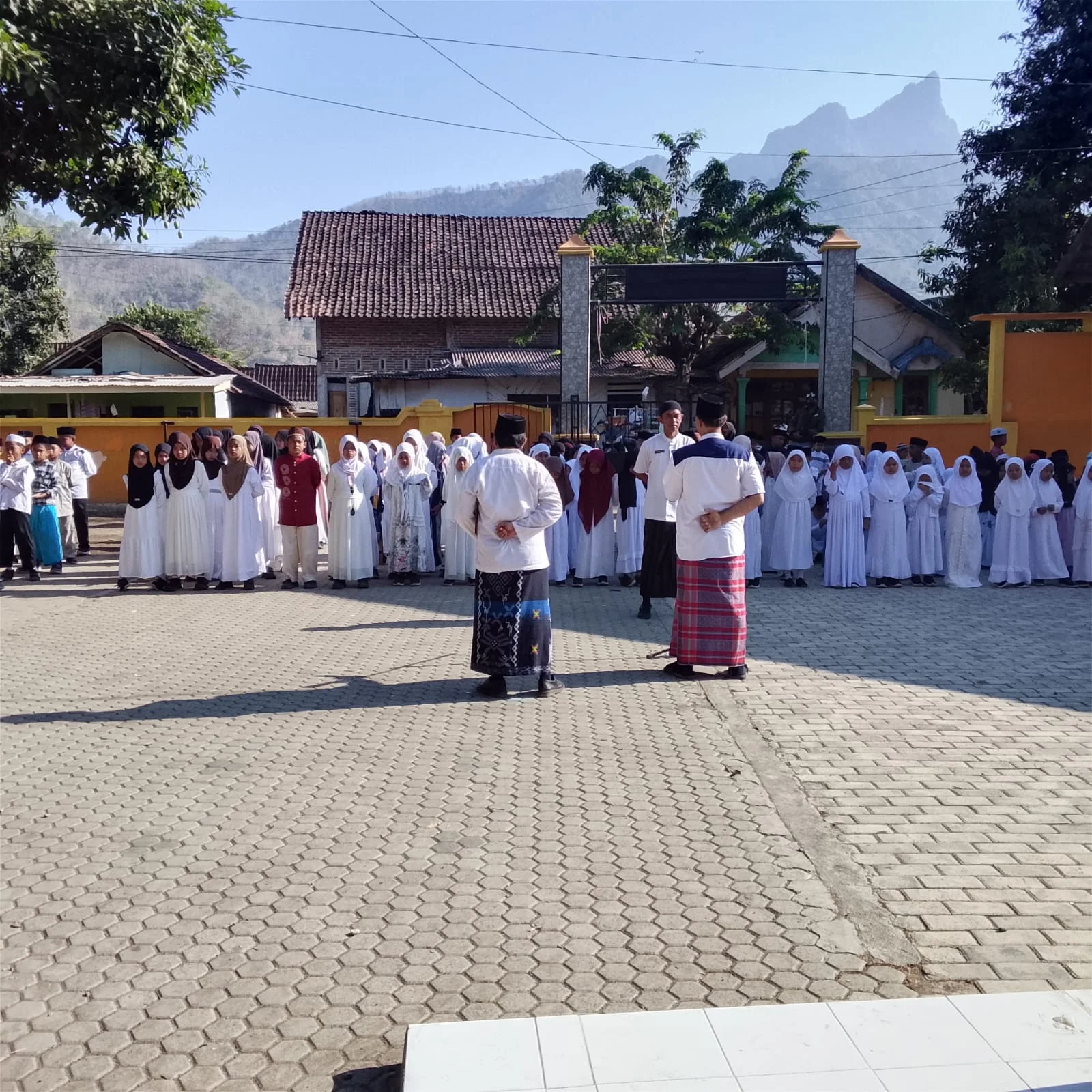 SD NEGERI 1 SUMBERTENGAH MELAKSANAKAN UPACARA PERINGATAN HARI SANTRI NASIONAL 2026